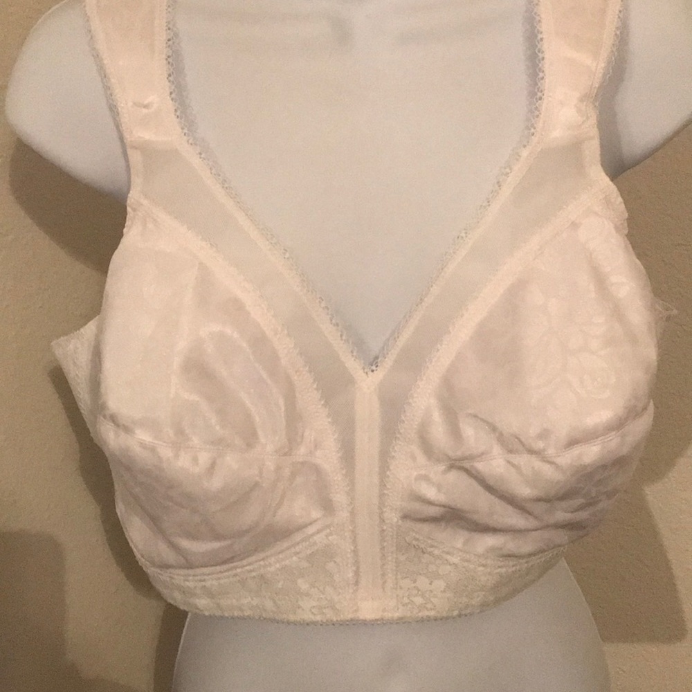 Bundle 2 Playtex 18 Hour Shoulder Comfort bra.